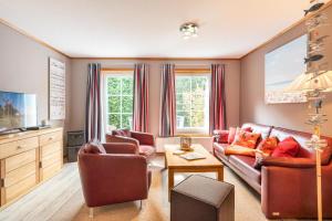ein Wohnzimmer mit einem Sofa und einem Tisch in der Unterkunft 60 m² Wohnlichkeit für Ihre Auszeit an der Ostsee in Bansin
