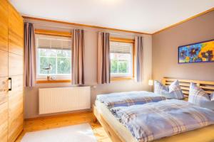 Schlafzimmer mit einem Bett und einem Fenster in der Unterkunft 60 m² Wohnlichkeit für Ihre Auszeit an der Ostsee in Bansin