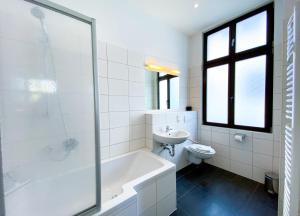 Vannituba majutusasutuses Großzügige Fewo mit überdachter Terrasse, eigener Waschmaschine +12 fotot