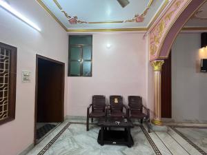 Posezení v ubytování Trilok Residency - Dashashwamedh Varanasi