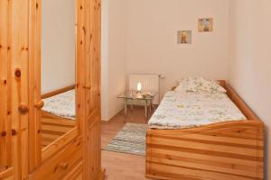 a bedroom with two twin beds and a table at Komfortable Fewo - Strandzugang, zwei Balkone, Waschmaschine in Heringsdorf