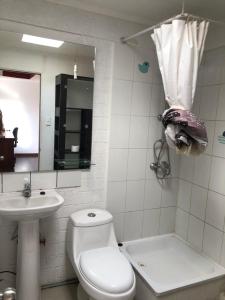 Ένα μπάνιο στο Hostel Tu Espacio RE - Habitaciones cerca del Aeropuerto +19 φωτογραφίες