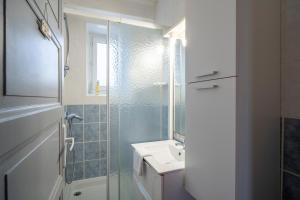 een badkamer met een wastafel en een glazen douche bij Gaillarde - Maison pour 8 avec grand jardin in Brive-la-Gaillarde