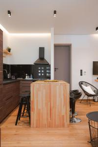 cocina con caja de madera en una habitación en Rene Luxury Apartment, en Zakynthos