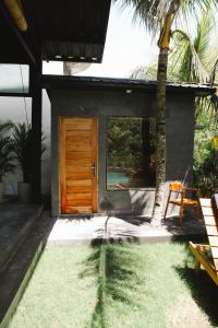 una casa con una puerta de madera y una palmera en Uluwatu Luxury Villa with private pool and sauna- Villa Cumi Cumi en Uluwatu