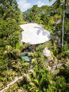 una vista aérea de un complejo en la selva en Eco Bamboo Island Bali - Bamboo House #3, en Selat