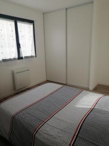 um quarto com uma cama no canto de um quarto em Chambre chez l'habitant em Vitré