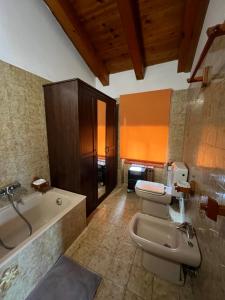 La salle de bains est pourvue d'une baignoire, de toilettes et d'un lavabo. dans l'établissement casa del sole, à Saint-Pierre