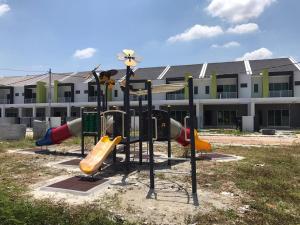 einen Spielplatz mit Rutschen vor einem Gebäude in der Unterkunft HOMESTAY NAFISAH in Tapah Road