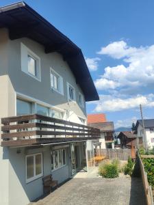 - un bâtiment avec un balcon sur le côté dans l'établissement Casa LeYu mitten in Ruschein, à Ruschein