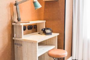 - un téléphone installé sur une étagère dans une pièce dans l'établissement Max Brown Hotel Museum Square, part of Sircle Collection, à Amsterdam