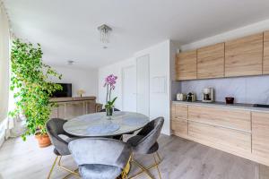 eine Küche und ein Esszimmer mit einem Tisch und Stühlen in der Unterkunft Large bright T3 in Saint-Ouen-sur-Seine - Welkeys in Saint-Ouen