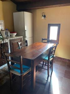 シラクーサにあるSuite Laberintoのキッチン(木製テーブル、椅子、冷蔵庫付)