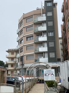 um edifício alto com um sinal em frente em Cometa Beach House em Chioggia