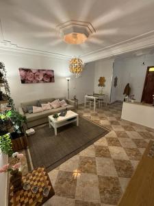uma sala de estar com um sofá e uma mesa em Dar Saphire Apartments em Chefchaouene