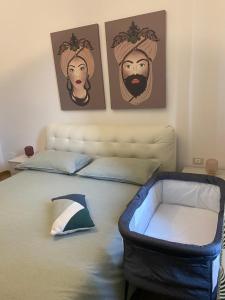 een slaapkamer met een bed met twee foto's aan de muur bij Anna’s Home in Pompei +22 foto's