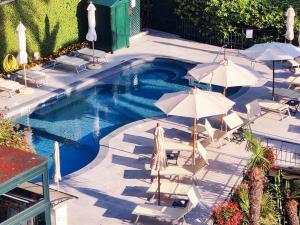 an overhead view of a swimming pool with umbrellas and chairs at Hotel Metropole in Santa Margherita Ligure