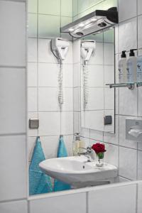 y baño con lavabo y espejo. en Best Western Tidbloms Hotel, en Gotemburgo