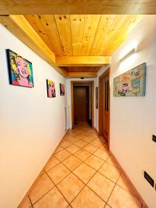 een gang met een houten plafond in een kamer bij Casa Mazzini in Trento