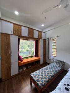 Un pat sau paturi într-o cameră la Mountain View Homestay