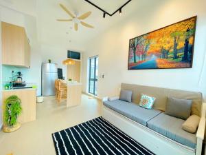 ein Wohnzimmer mit einem Sofa und einer Küche in der Unterkunft Nordic Apartment, KLCC ZenSuites in Kuala Lumpur