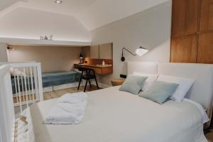Schlafzimmer mit einem weißen Bett und einem Schreibtisch in der Unterkunft ApartView Porto Łeba by Rent like home in Łeba