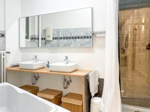 a bathroom with two sinks and a shower at namastay! - Stilvoll mit Blick auf den Wasserturm in Mannheim