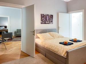 Un dormitorio con una cama con dos sombreros. en namastay! - Stilvoll mit Blick auf den Wasserturm en Mannheim