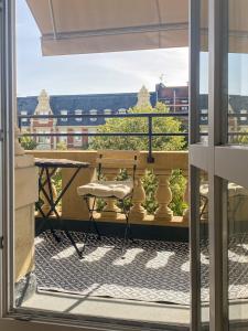 balcón con banco y vistas a un edificio en namastay! - Stilvoll mit Blick auf den Wasserturm en Mannheim