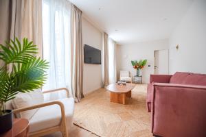 sala de estar con sofá y mesa en Luxury Flat - Opera & Upper Marais en París