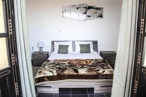 um quarto com uma cama grande numa porta em sidi kaouki ayt karoum em Sidi Kaouki