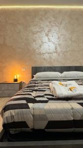 Colle di ToraにあるC’era Una Volta Affittacamereのベッドルーム1室(ベッド1台、白黒の毛布付)