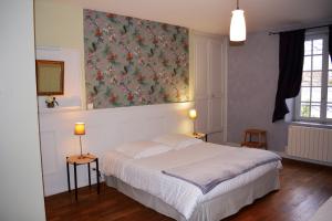 a bedroom with a bed and a painting on the wall at Petite Roche centre historique La Rochelle in La Rochelle