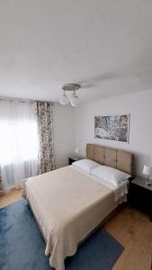 - une chambre avec un grand lit et une fenêtre dans l'établissement Apartment Artemisia 1, à Trogir