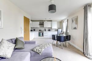 een woonkamer met een paarse bank en een keuken bij Hatfield Uni - Free Parking - Business, Families in Hatfield