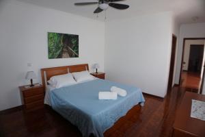 1 dormitorio con 1 cama con 2 toallas en !Your Home In Madeira, en Funchal