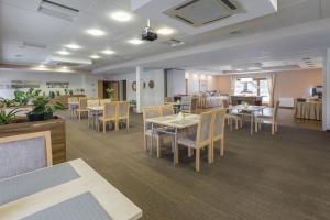 Hotel Orange Przeźmierowo tesisinde bir restoran veya yemek mekanı