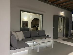 un soggiorno con divano e tavolo di Thalasses Villas a Kalafatis