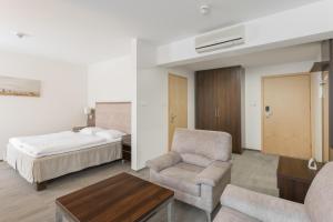 Habitación de hotel con cama y silla en Hotel Orange Przeźmierowo, en Przeźmierowo