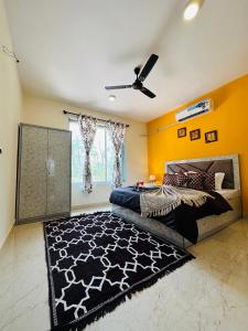 - une chambre avec un lit et un tapis noir dans l'établissement En Ocean Infinity Pool Villa Overlooking Sea ,Beach Touch, à Alibaug