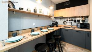 Kuchnia lub aneks kuchenny w obiekcie Wonder Home - Apartamenty położone blisko deptaka, licznych restauracji i sklepów
