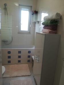 bagno con vasca, lavandino e finestra di Eli's luxury apartment a Zagabria