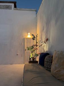 a room with a bed and a white wall at Casa Brigita. Fortaleza in Fortaleza