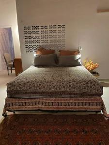 een slaapkamer met een groot bed met kussens erop bij Casa Brigita. Fortaleza in Fortaleza