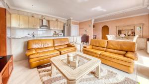 - un salon avec un canapé et une table dans l'établissement Costacabana - Villa Estrella, à Lloret de Mar