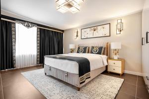 Un pat sau paturi într-o cameră la Bellavia Deluxe Apart - Penthouse with Sea View