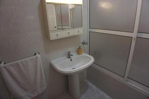 een witte badkamer met een wastafel en een douche bij !Your Home In Madeira in Funchal +50 foto's