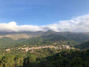 vista para uma cidade nas montanhas em La Salamandra em El Arenal