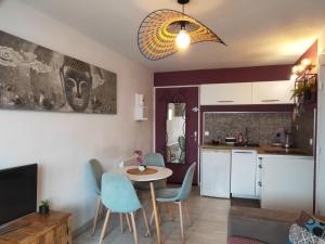 a kitchen and dining room with a table and chairs at La Perle Marine, Cosy et rénové, 200 m de la plage, 1 chambre, parking et Wifi in Sète