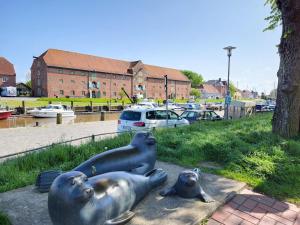 a statue of seals laying on the ground at Friesenperle, in schönster Lage in Tönning